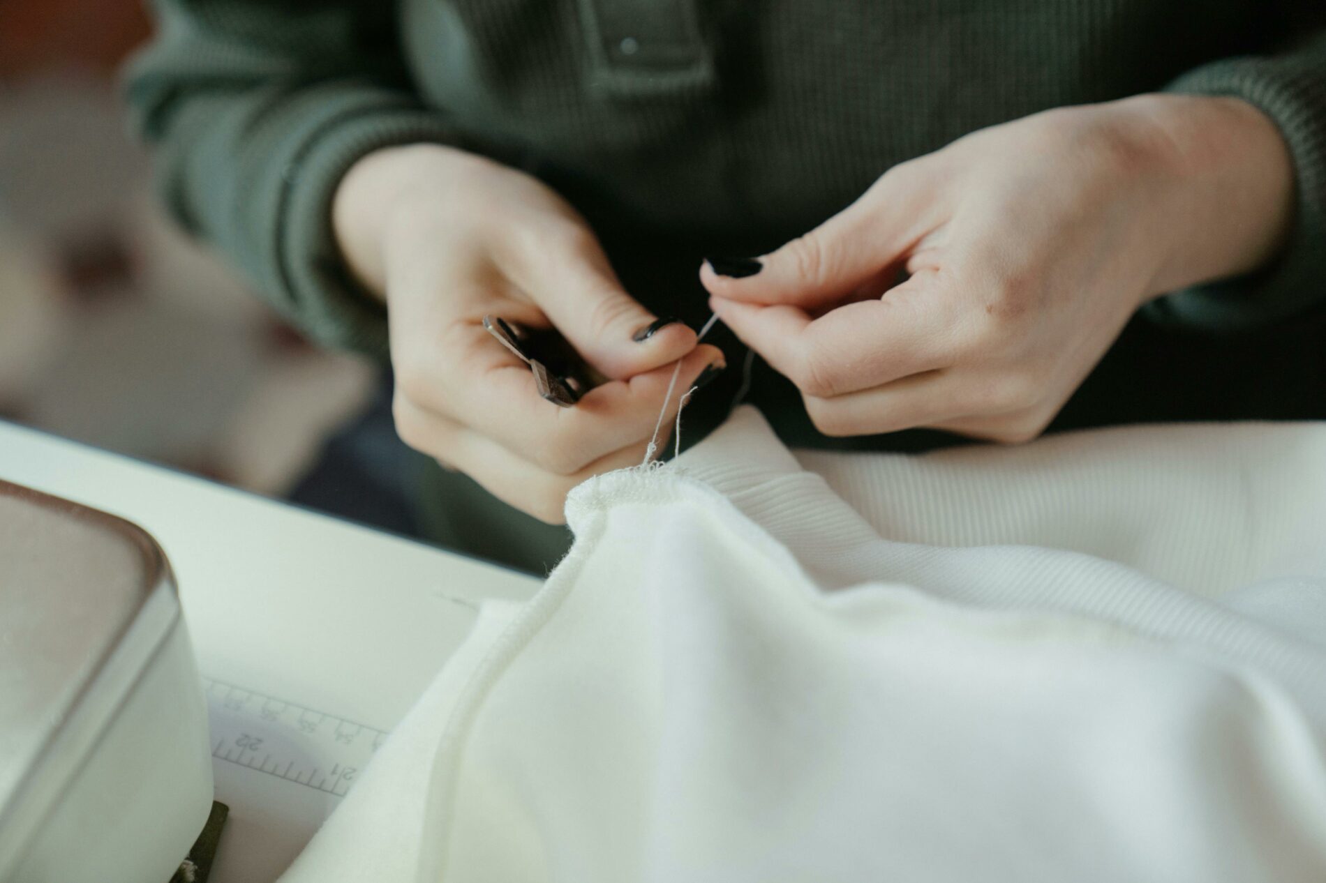 Femme qui pique du tissu jersey pour un projet couture.